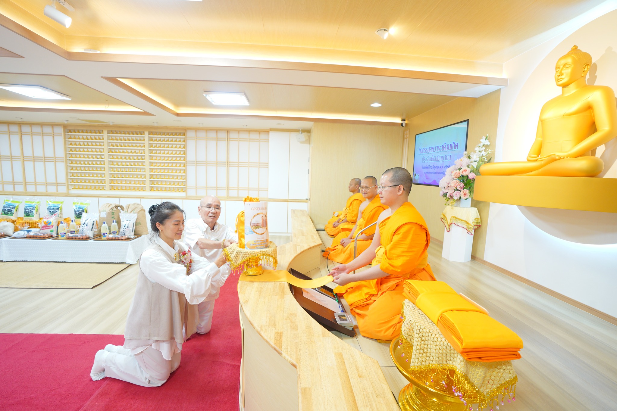 ทุกท่านยังได้ร่วมถวายจตุปัจจัยไทยธรรมแด่คณะสงฆ์ 