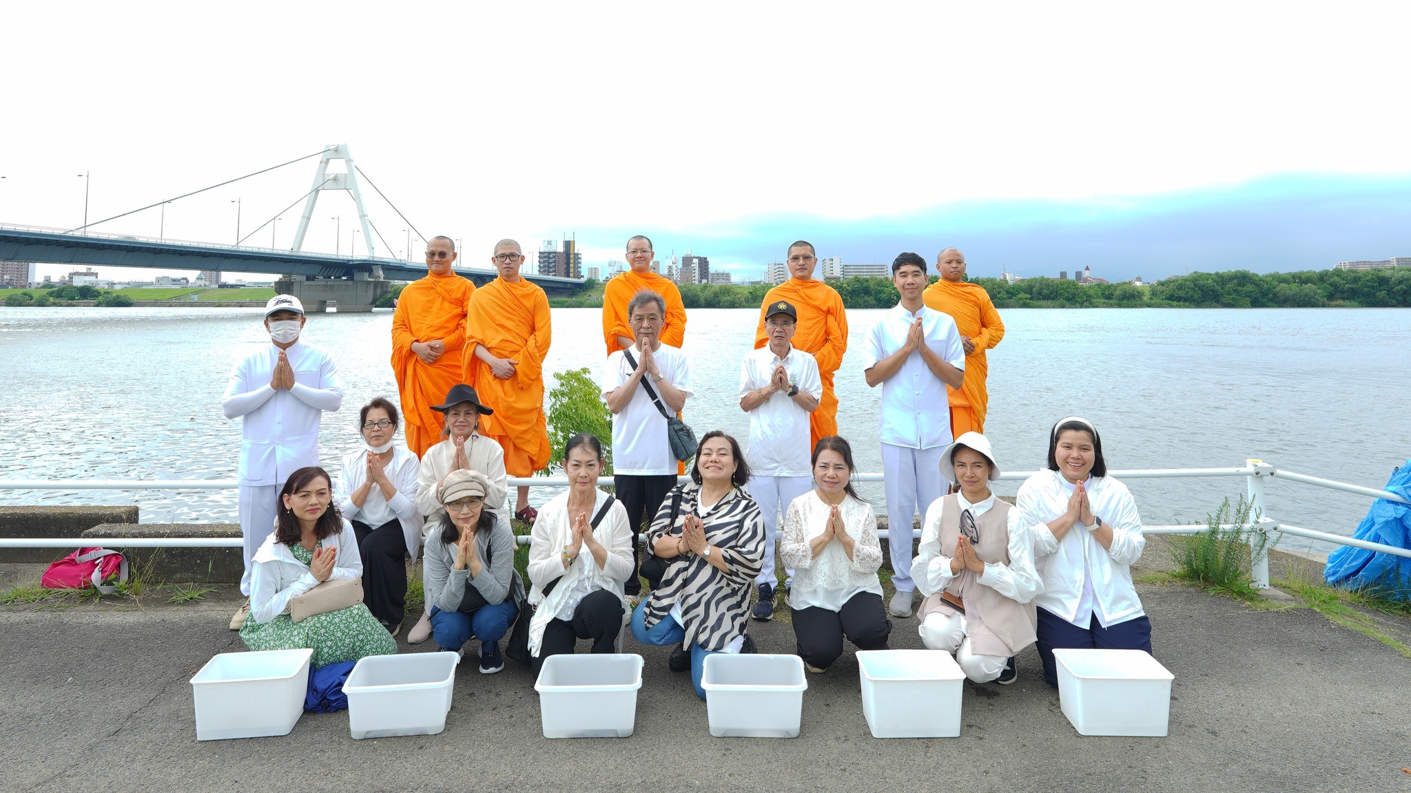 ท่านเจ้าภาพได้เดินทางไปปล่อยปลา เพื่อให้ชีวิตสัตว์เป็นทาน ณ แม่น้ำโยโดคาวะ ด้วยความปลาบปลื้มปีติในบุญกันทุกคน