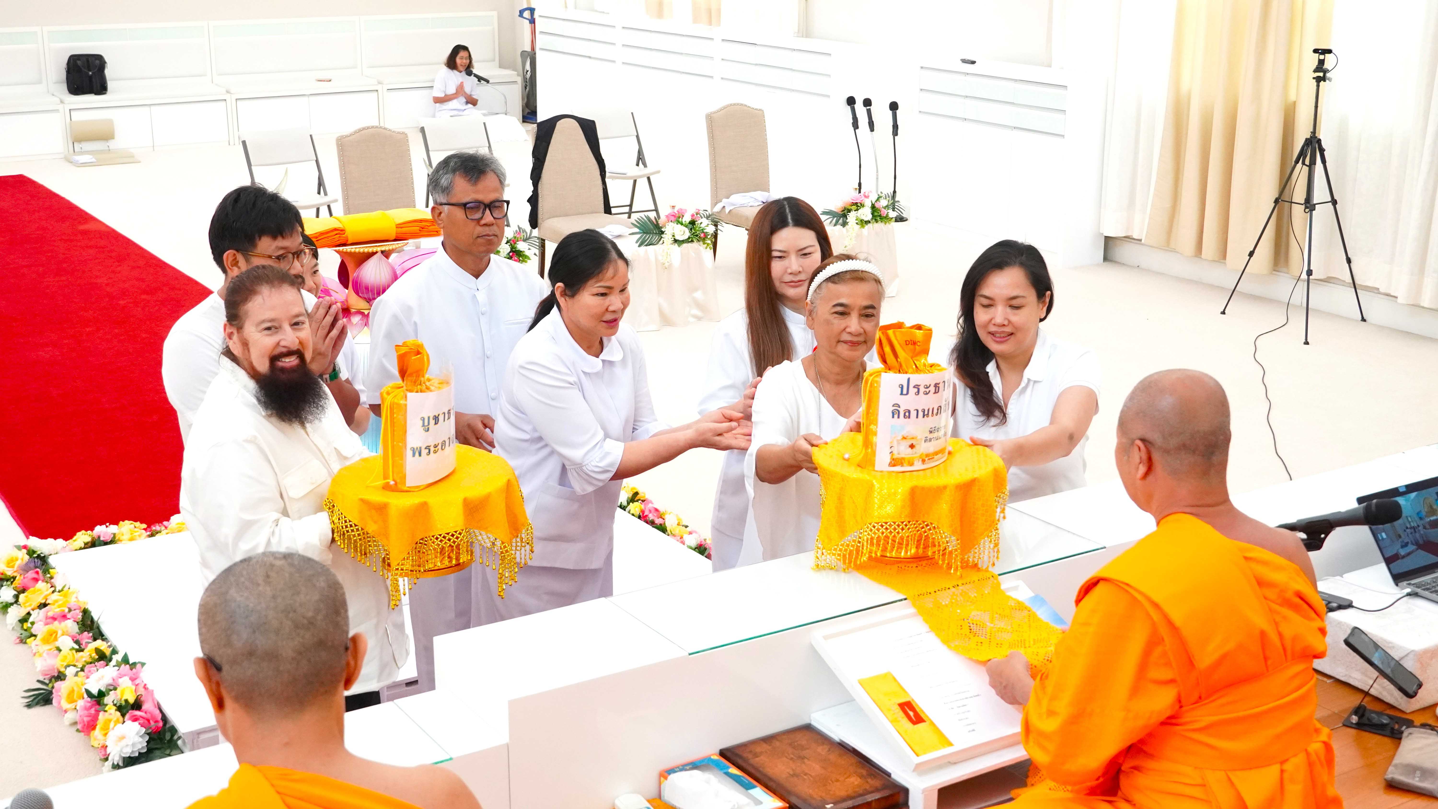 สาธุชนผู้มีบุญก็ได้ถวายปัจจัยกองบุญต่างๆ แด่คณะสงฆ์