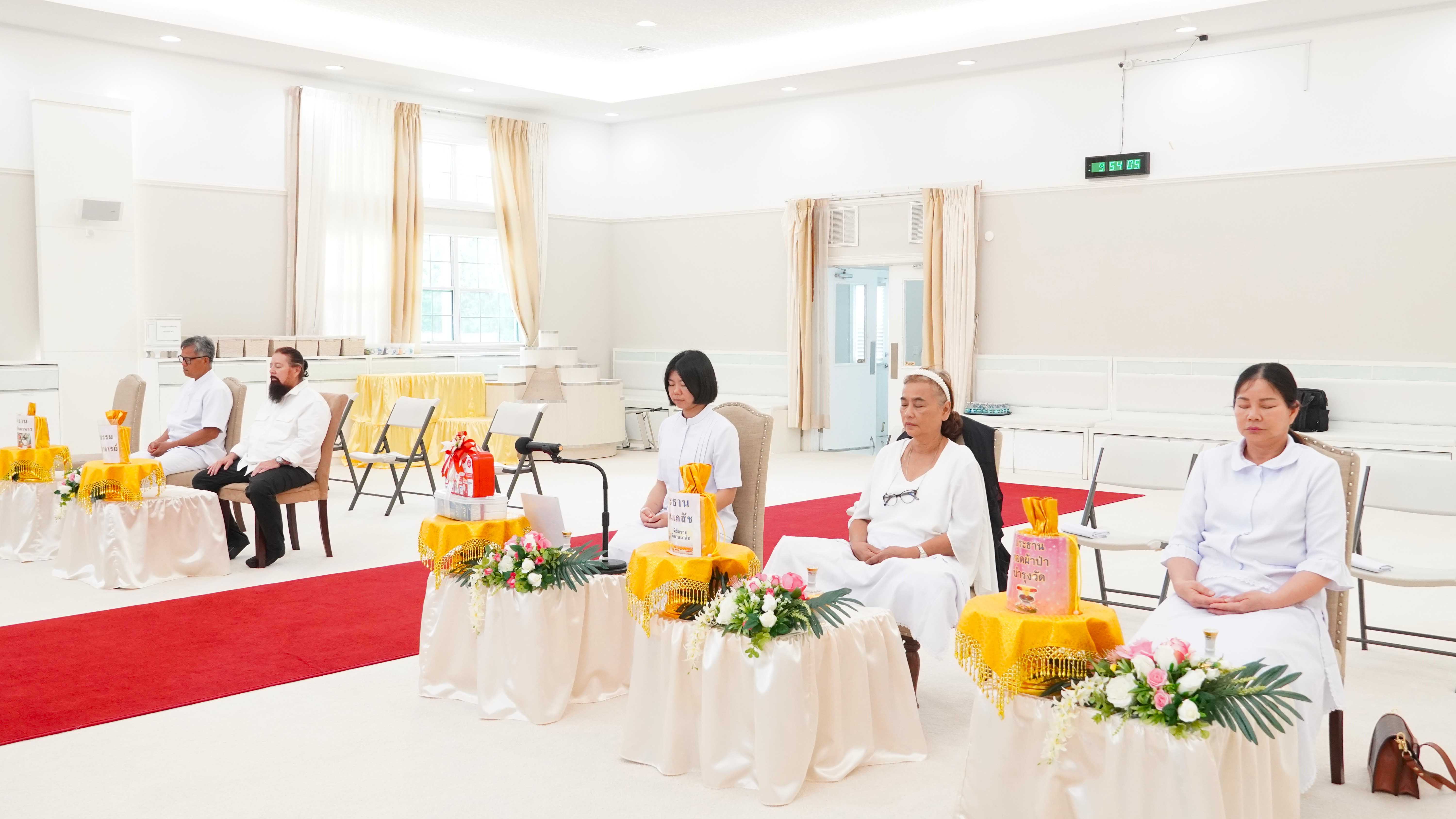 ผู้มีบุญทุกท่านได้ร่วมกันปฏิบัติธรรม