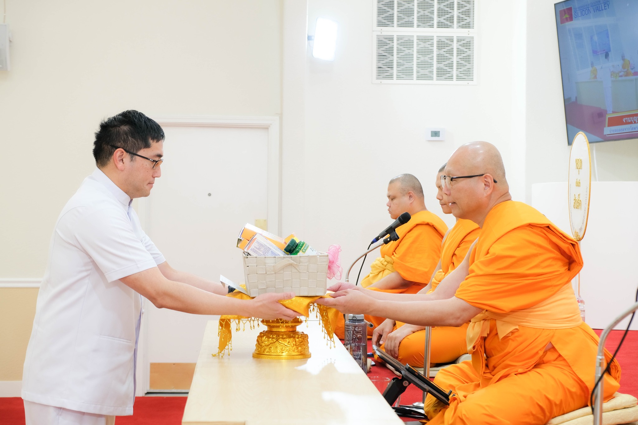 สาธุชนผู้มีบุญก็ได้ถวายไทยธรรมแด่คณะสงฆ์