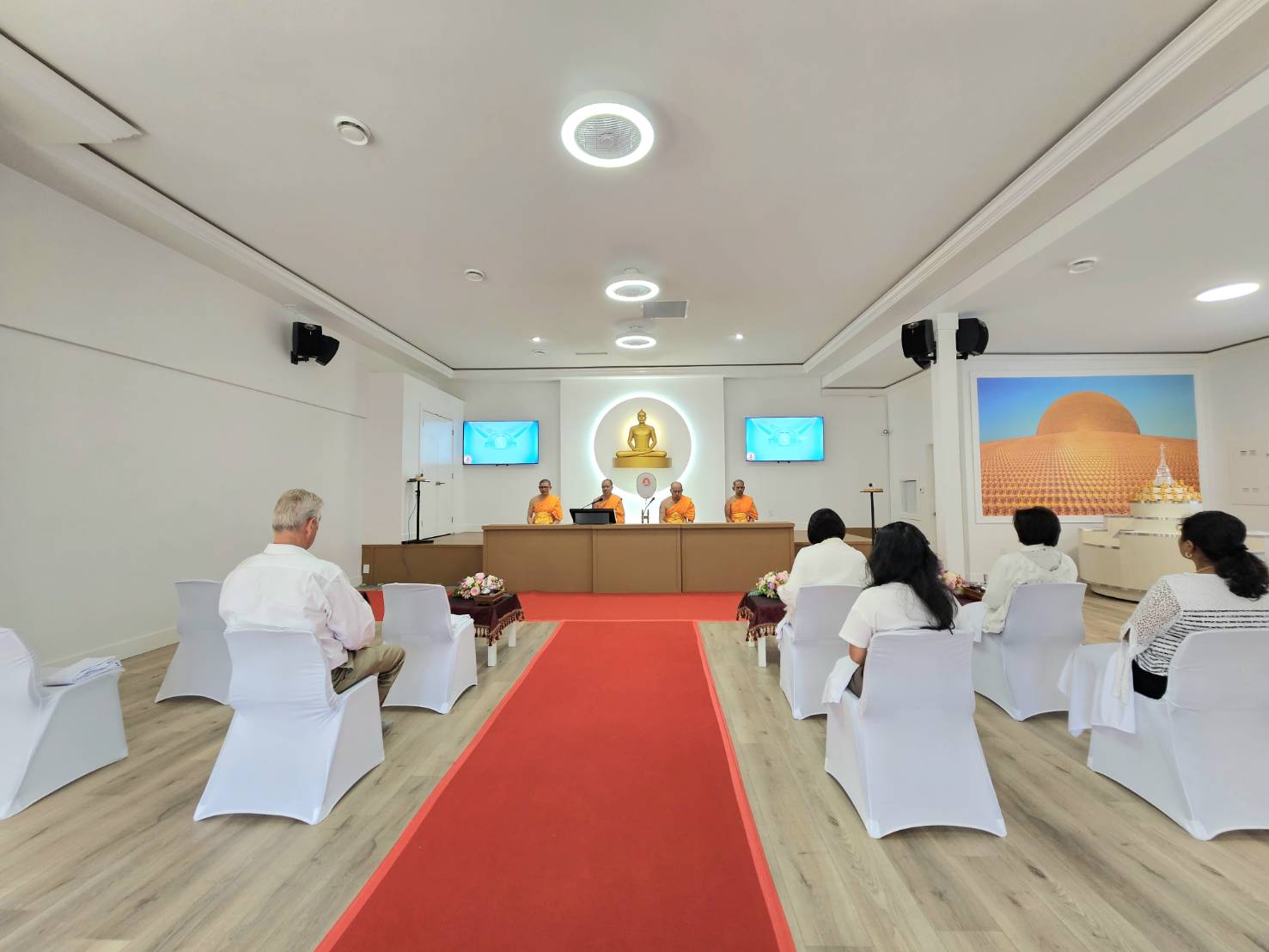 ท่านประธานสงฆ์ ได้นำผู้มีบุญทุกท่านปฏิบัติธรรม เพื่อกลั่นใจให้ผ่องใส