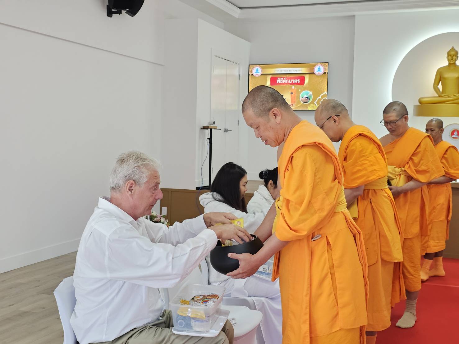 ตักบาตรข้าวสารอาหารแห้งแด่คณะสงฆ์