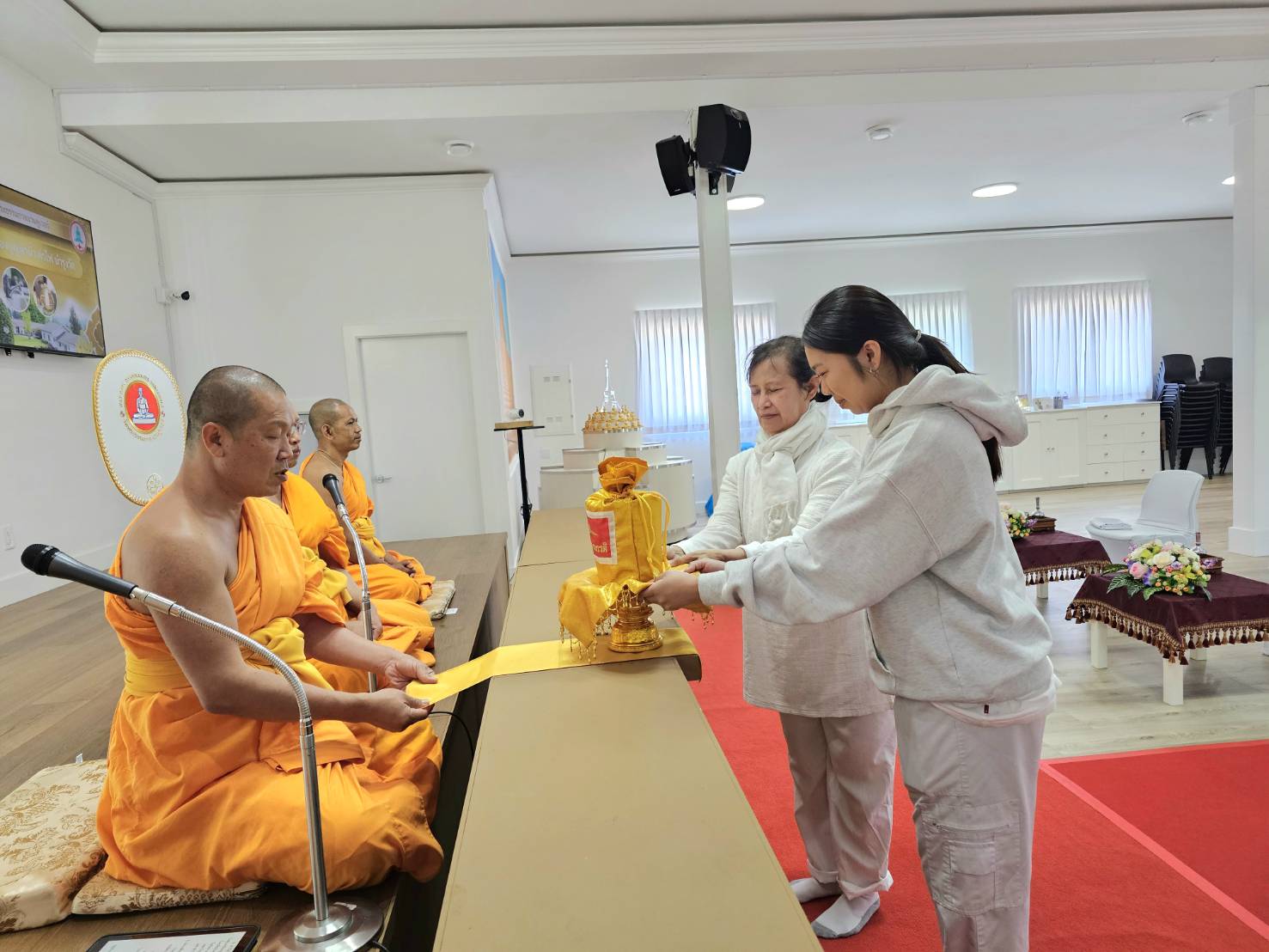 สาธุชนทุกท่านได้น้อมถวายจตุปัจจัยไทยธรรมแด่ท่านประธานสงฆ์