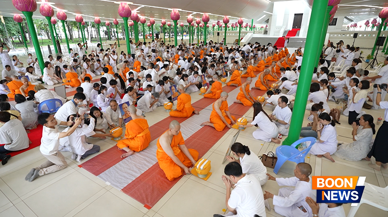 ท่านเจ้าภาพ ผู้ปกครอง ได้ร่วมกันถวายบาตรแด่สามเณรด้วยใจที่ผ่องใสบริสุทธิ์ 