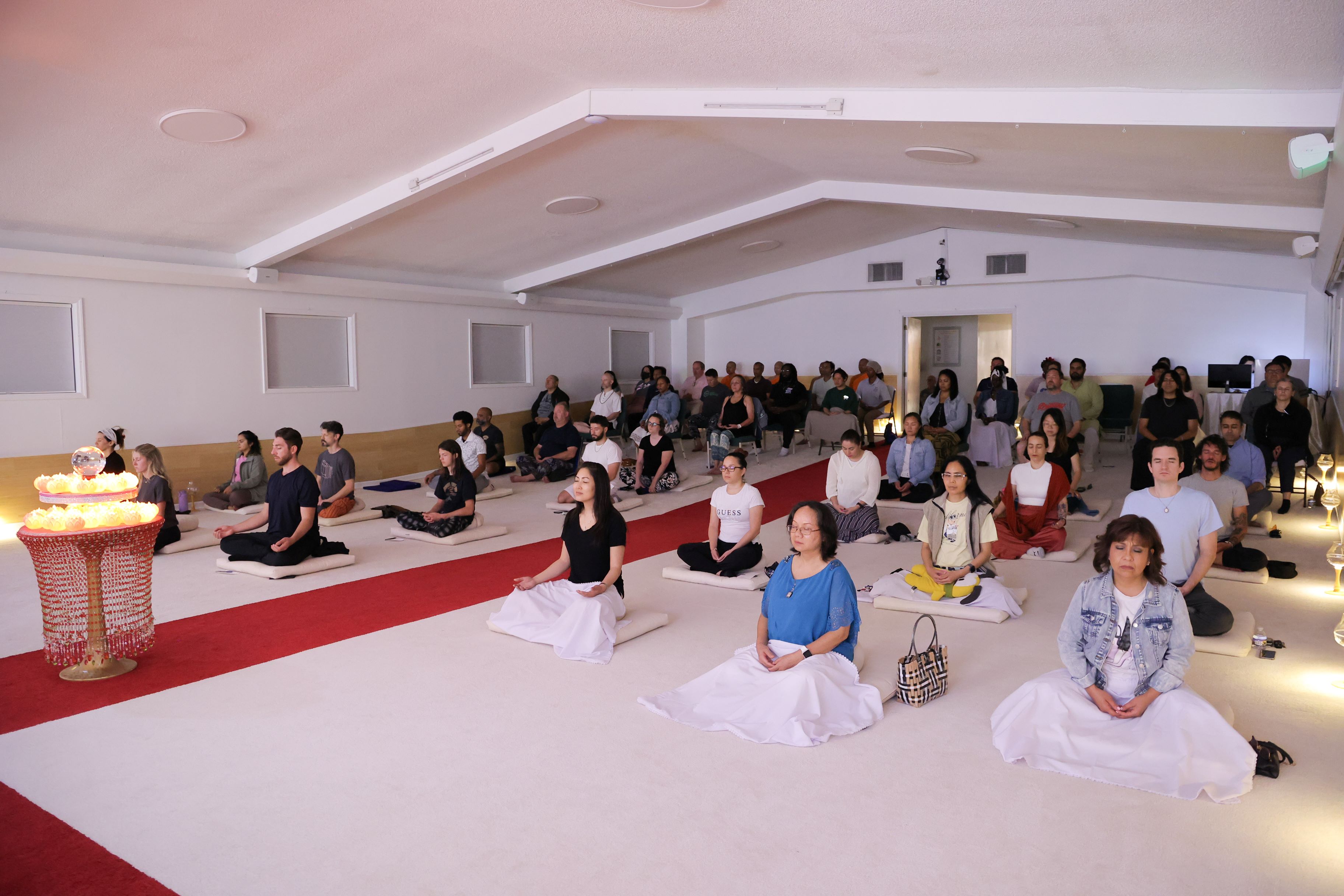 วัดพระธรรมกายจอร์เจีย จัดปฏิบัติธรรมชาวท้องถิ่นคืนวันเพ็ญ