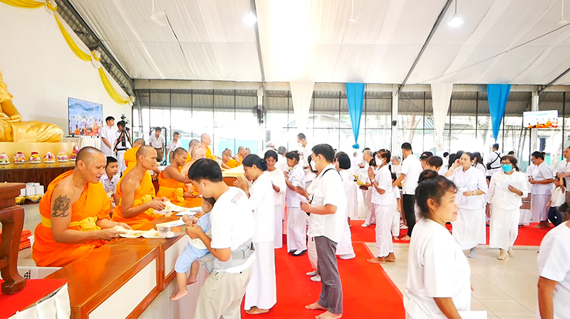 ถวายจตุปัจจัยไทยธรรมแด่ท่านประธานสงฆ์