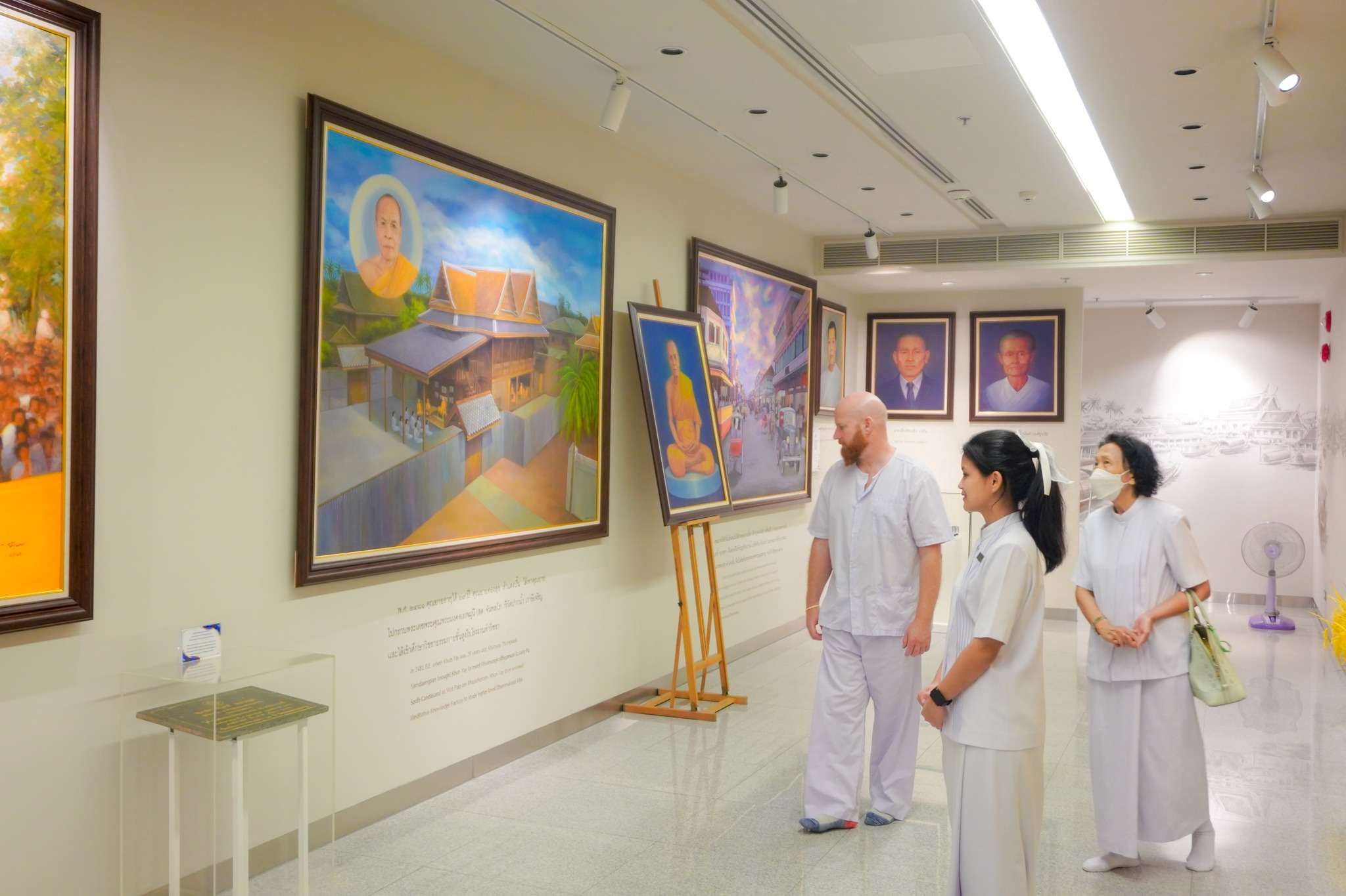 ชมนิทรรศการหลวงพ่อ และคุณยายอาจารย์ ที่บริเวณชั้น 4 อาคาร 100 ปี คุณยายอาจารย์