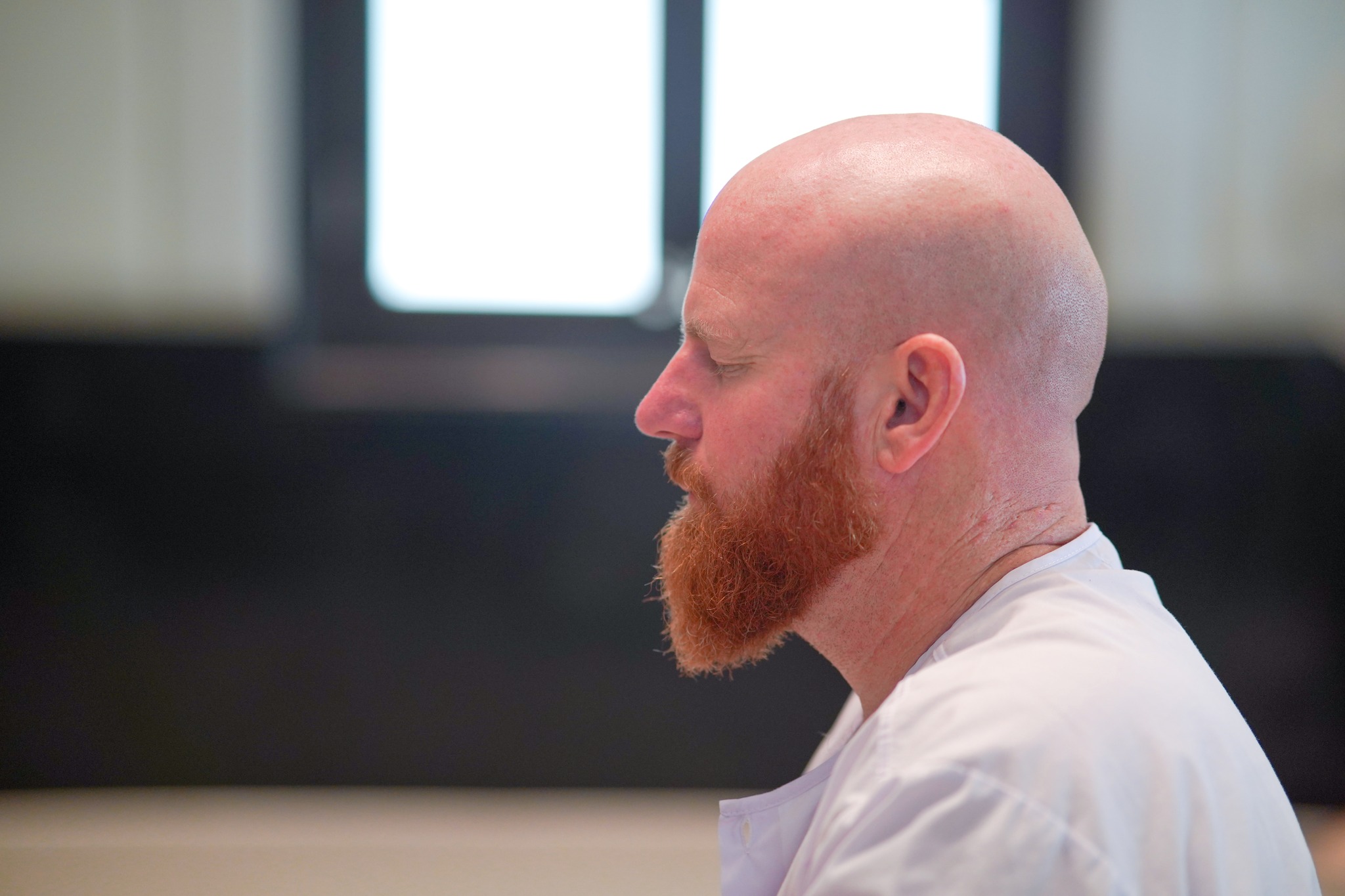 เขาได้นั่งสมาธิกว่า 30 นาทีด้วยท่านั่งหลังตรงและนิ่งสงบอย่างมาก