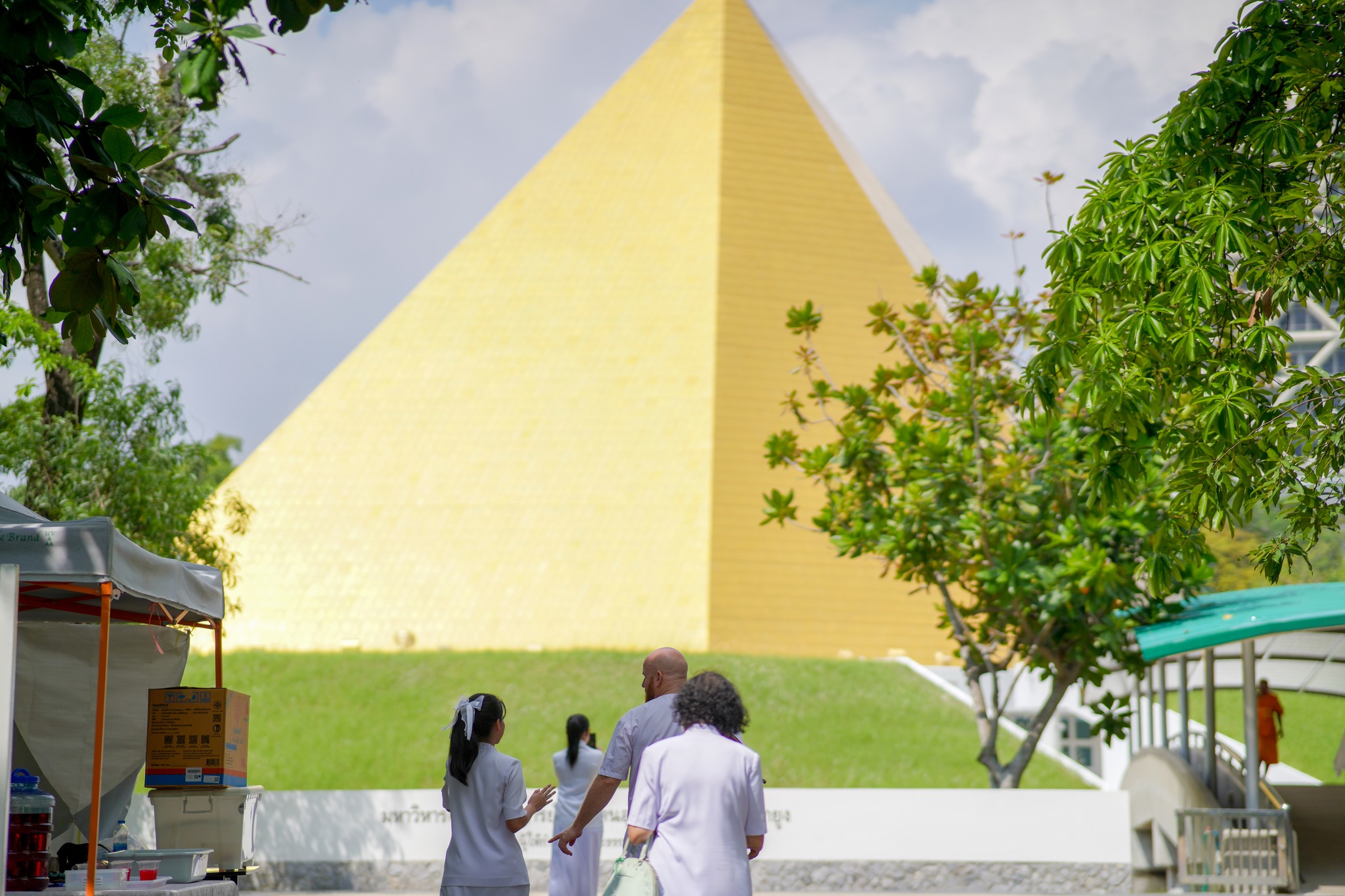 ขณะเยี่ยมชมวัดเขาประทับใจทุกสถานที่ภายในวัด โดยเฉพาะที่วิหารคุณยายอาจารย์และมหาวิหารพระมงคลเทพมุนี