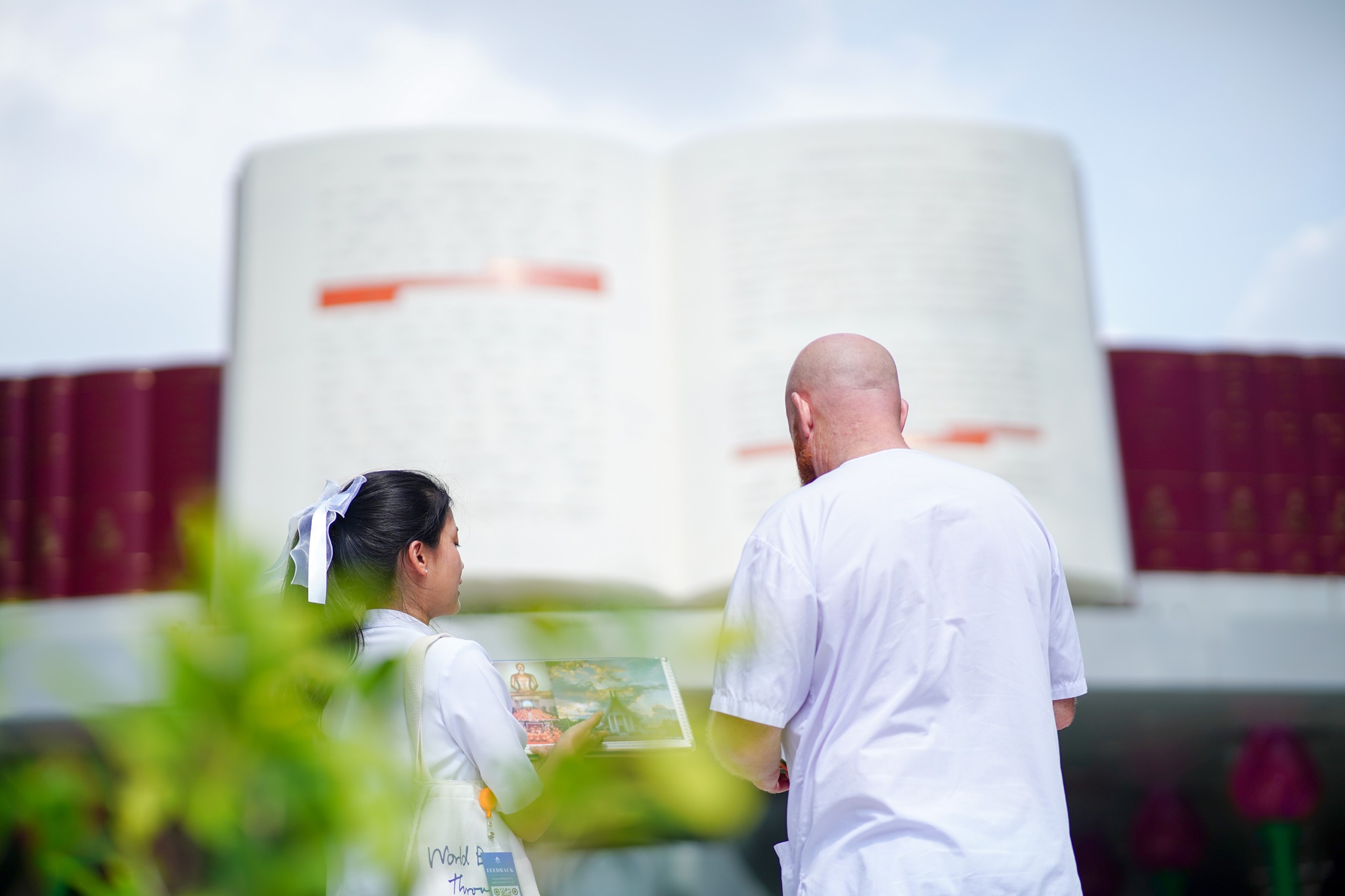 ชาวอังกฤษ เดินทางมาเยี่ยมชมวัดพระธรรมกาย