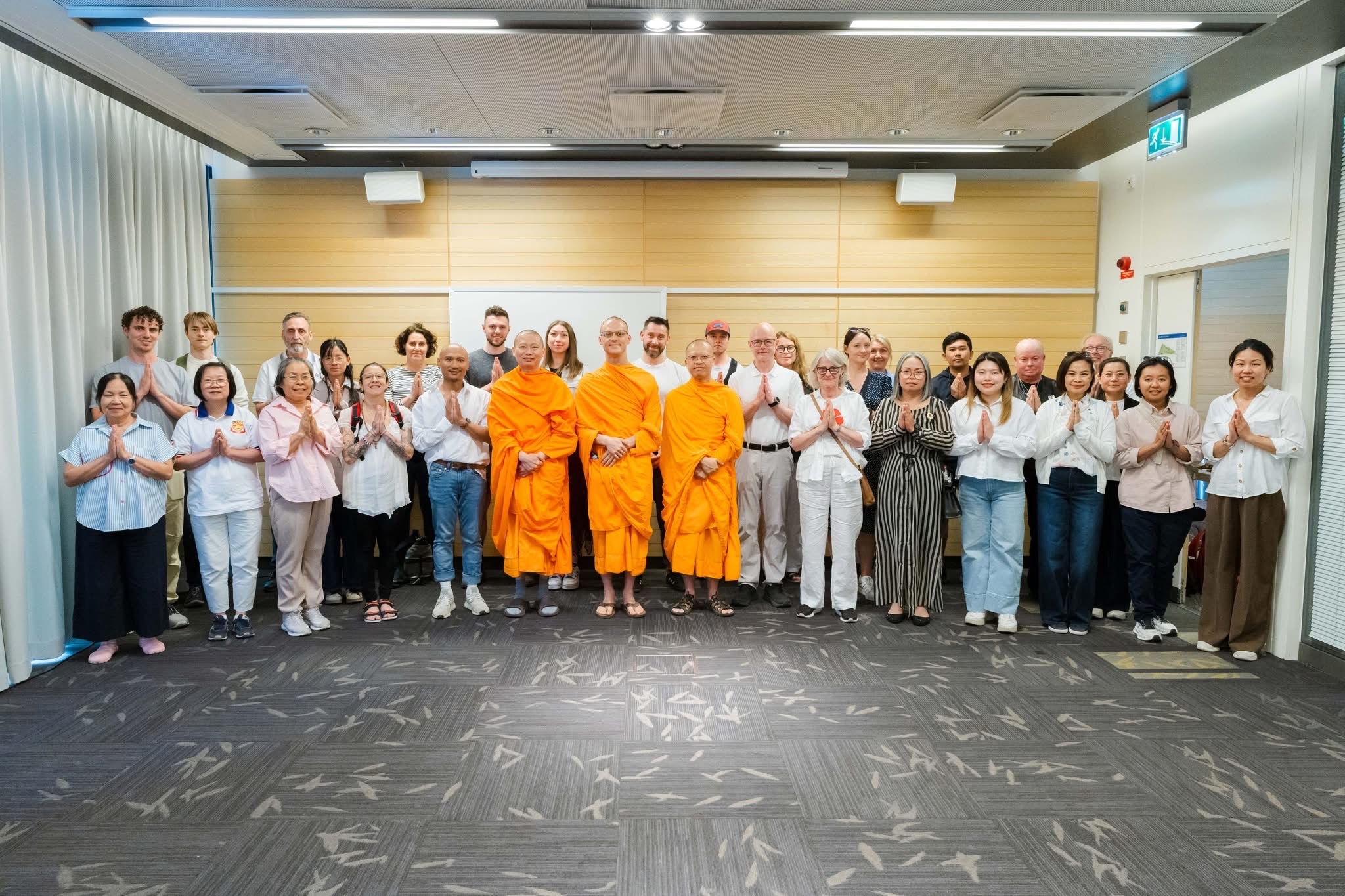 ทุกท่านได้ร่วมกันถ่ายภาพหมู่เพื่อไว้เป็นที่ระลึก