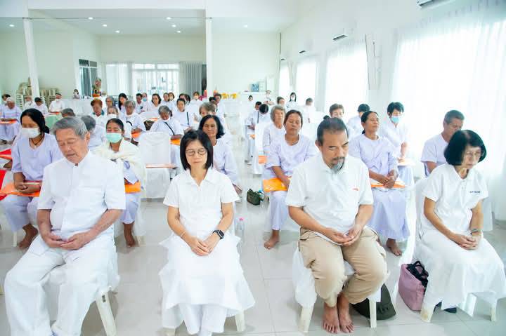 คณะสงฆ์พร้อมด้วยผู้มีบุญ ได้ร่วมกันปฏิบัติธรรมรวมใจ ทำใจหยุดใจนิ่ง