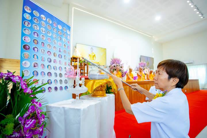 กัลยาณมิตรสุนิดา เหล่าสารคาม จะได้จุดเทียนธูปด้านหน้าผู้วายชนม์