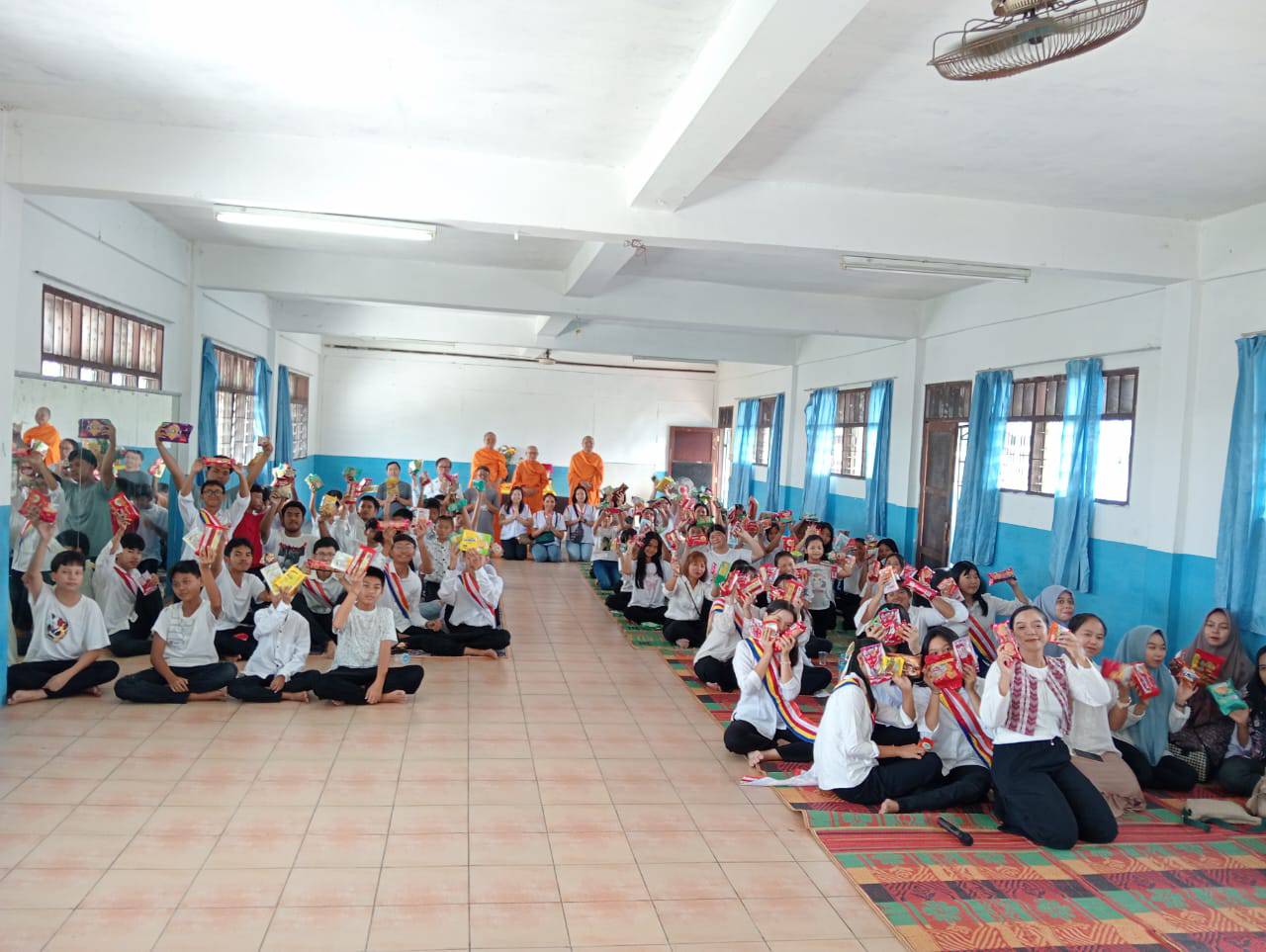 คณะครูและนักเรียน โรงเรียนสิงโงสารี ร่วมสวดมนต์ และปฏิบัติธรรม