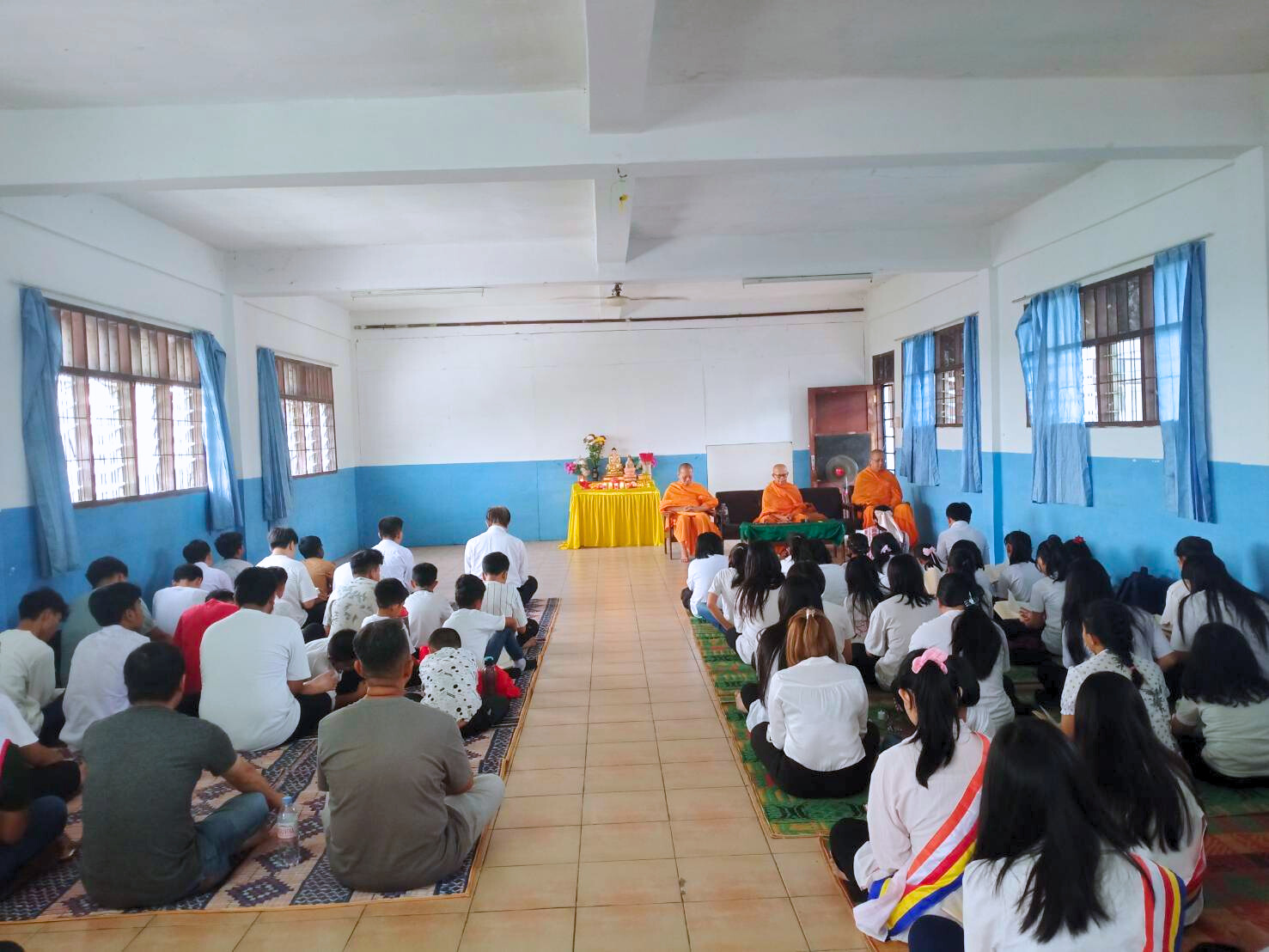 คณะครูและนักเรียน โรงเรียนสิงโงสารี ร่วมสวดมนต์ และปฏิบัติธรรม