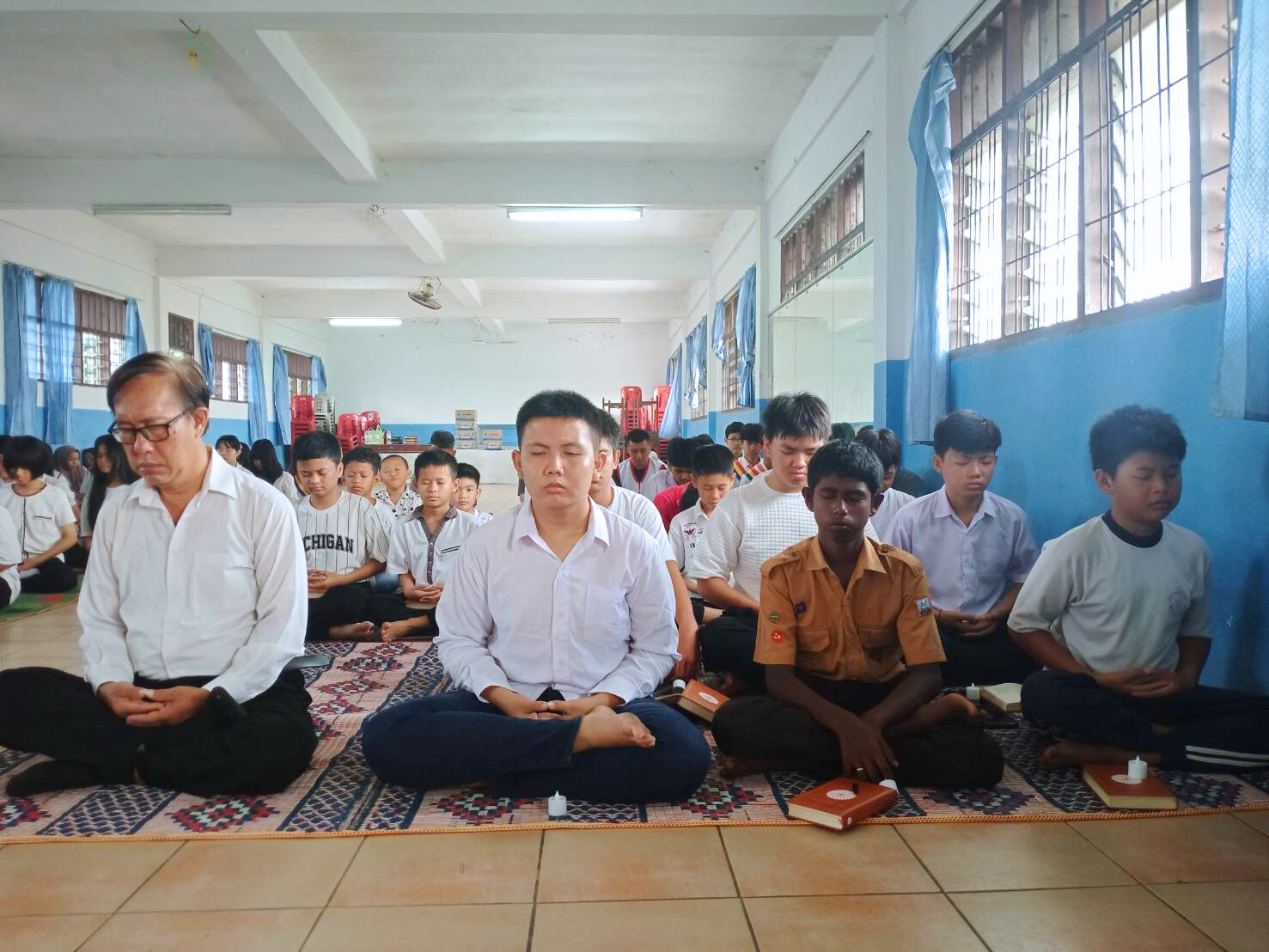 คณะครูและนักเรียน โรงเรียนสิงโงสารี ร่วมสวดมนต์ และปฏิบัติธรรม
