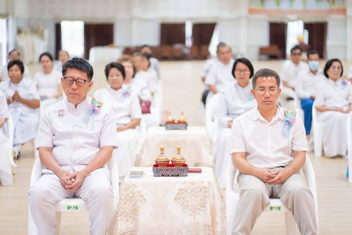 คณะสงฆ์พร้อมด้วยผู้มีบุญได้รวมใจปฏิบัติธรรม กลั่นกายใจให้บริสุทธิ์ผ่องใส