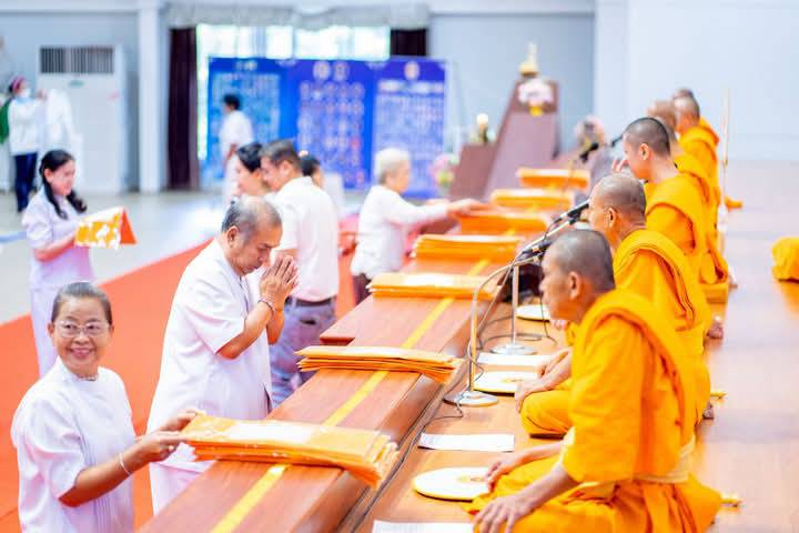 ท่านเจ้าภาพ และสาธุชน ก็ได้ร่วมกันทอดผ้าบังสุกุลแด่คณะสงฆ์