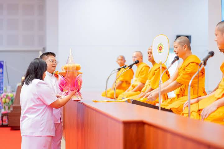 คณะประธานน้อมนำผ้าป่าถวายแด่ท่านประธานสงฆ์