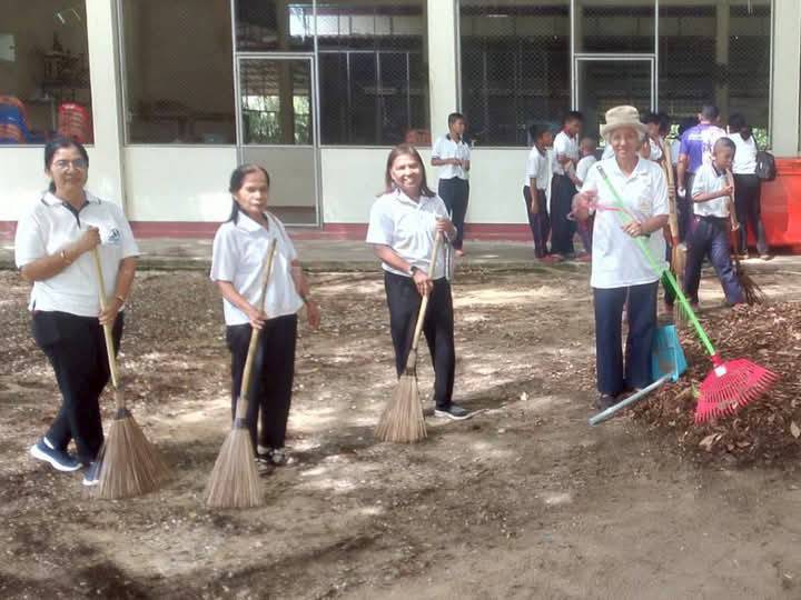 ร่วมกันทำนุบำรุงศาสนสถาน ด้วยการปัด กวาด เช็ด ถู เสนาสนะต่าง ๆ ภายในวัด