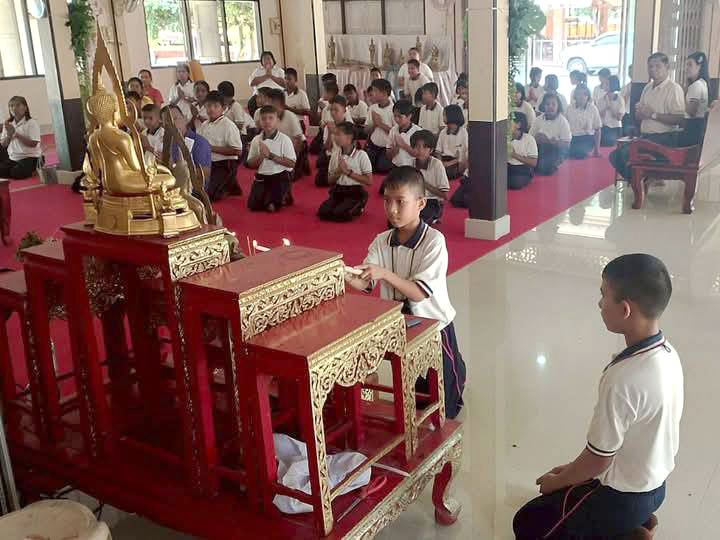 จุดเทียนธูปบนโต๊ะหมู่บูชา