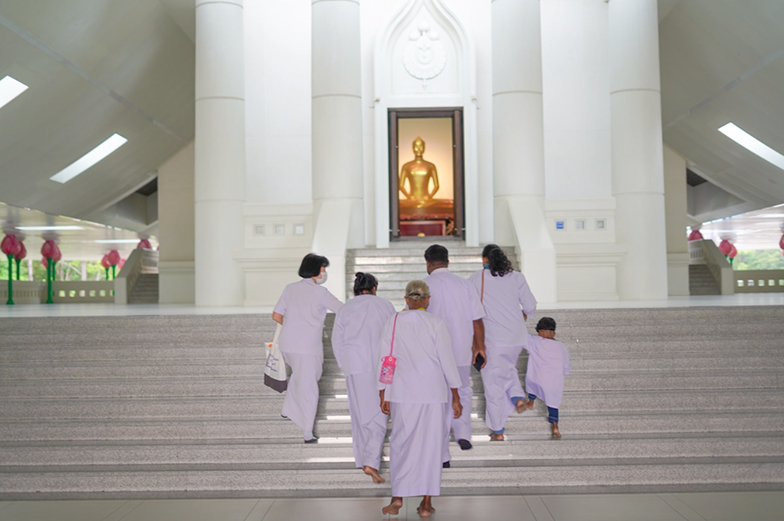 ครอบครัวจากประเทศศรีลังกา เดินทางมาเยี่ยมชมวัดพระธรรมกาย