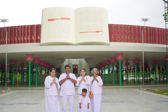 ครอบครัวจากประเทศศรีลังกา เดินทางมาเยี่ยมชมวัดพระธรรมกาย