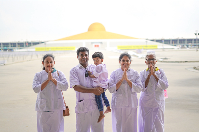 เมื่อมาถึงพระมหาธรรมกายเจดีย์ ทุกท่านต่างรู้สึกศรัทธาและประทับใจ มีความปรารถนาอย่างแรงกล้า ที่จะไปสักการะมหาธรรมกายอย่างใกล้ชิด