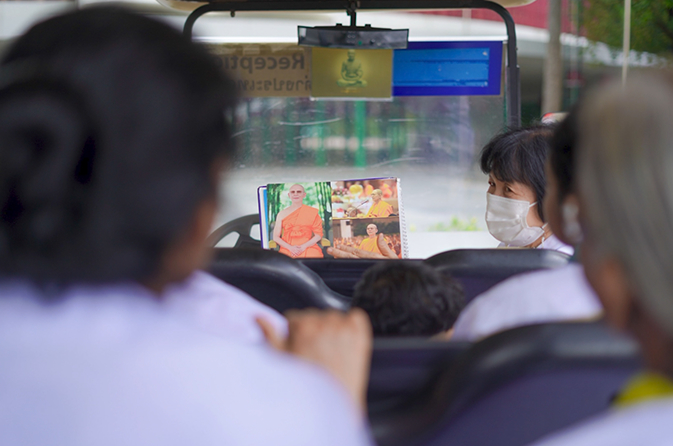 ครอบครัวจากประเทศศรีลังกา เดินทางมาเยี่ยมชมวัดพระธรรมกาย