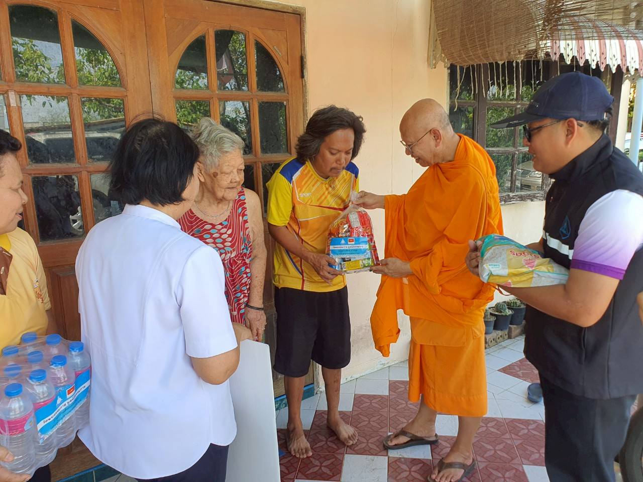 วัดพระธรรมกาย และมูลนิธิธรรมกาย เยี่ยมบ้านผู้สูงอายุ ผู้พิการ