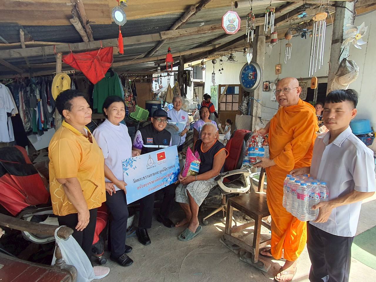 วัดพระธรรมกาย และมูลนิธิธรรมกาย เยี่ยมบ้านผู้สูงอายุ ผู้พิการ