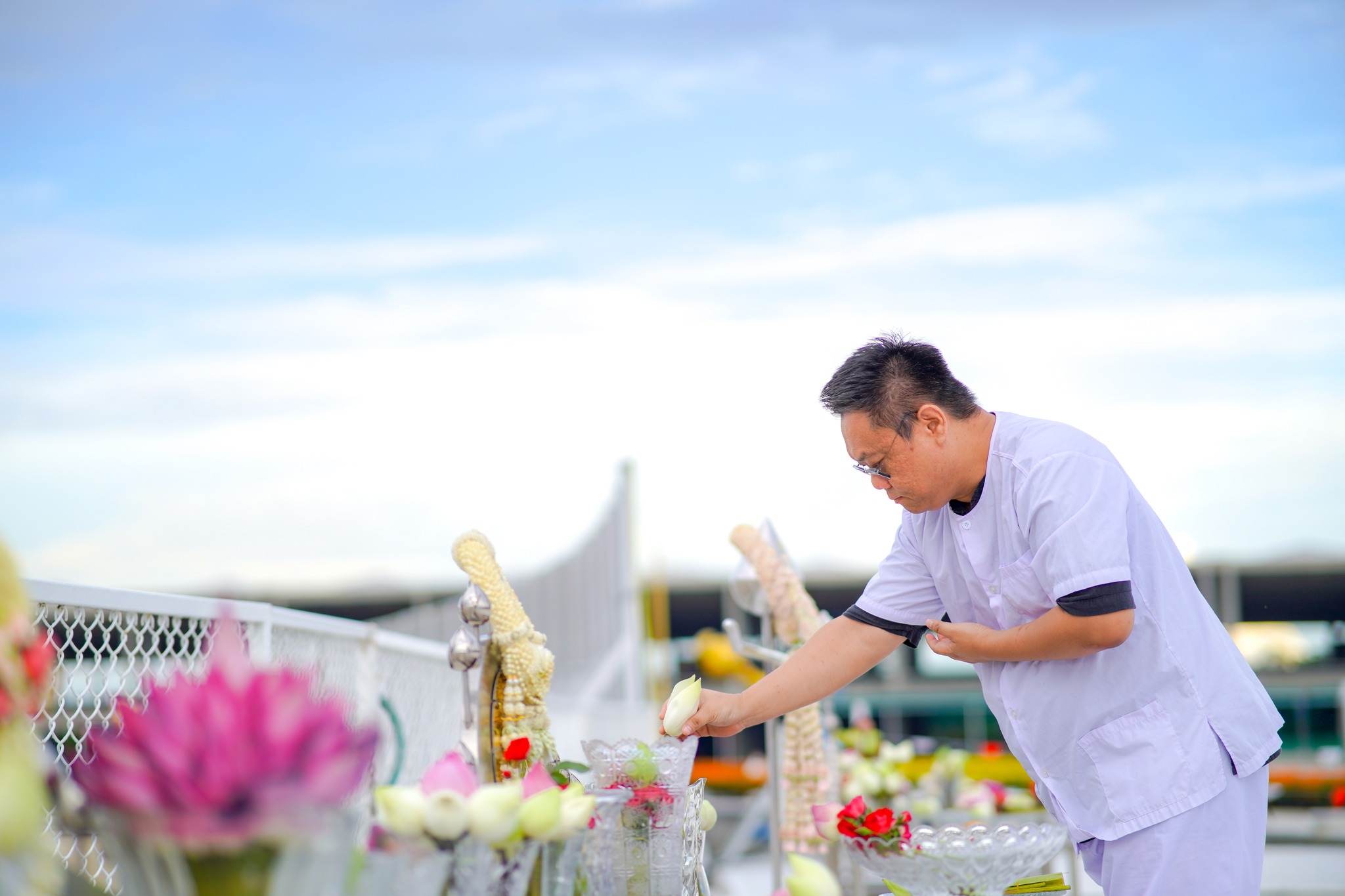 ชาวเนปาล เดินทางมาเยี่ยมชมวัดพระธรรมกาย