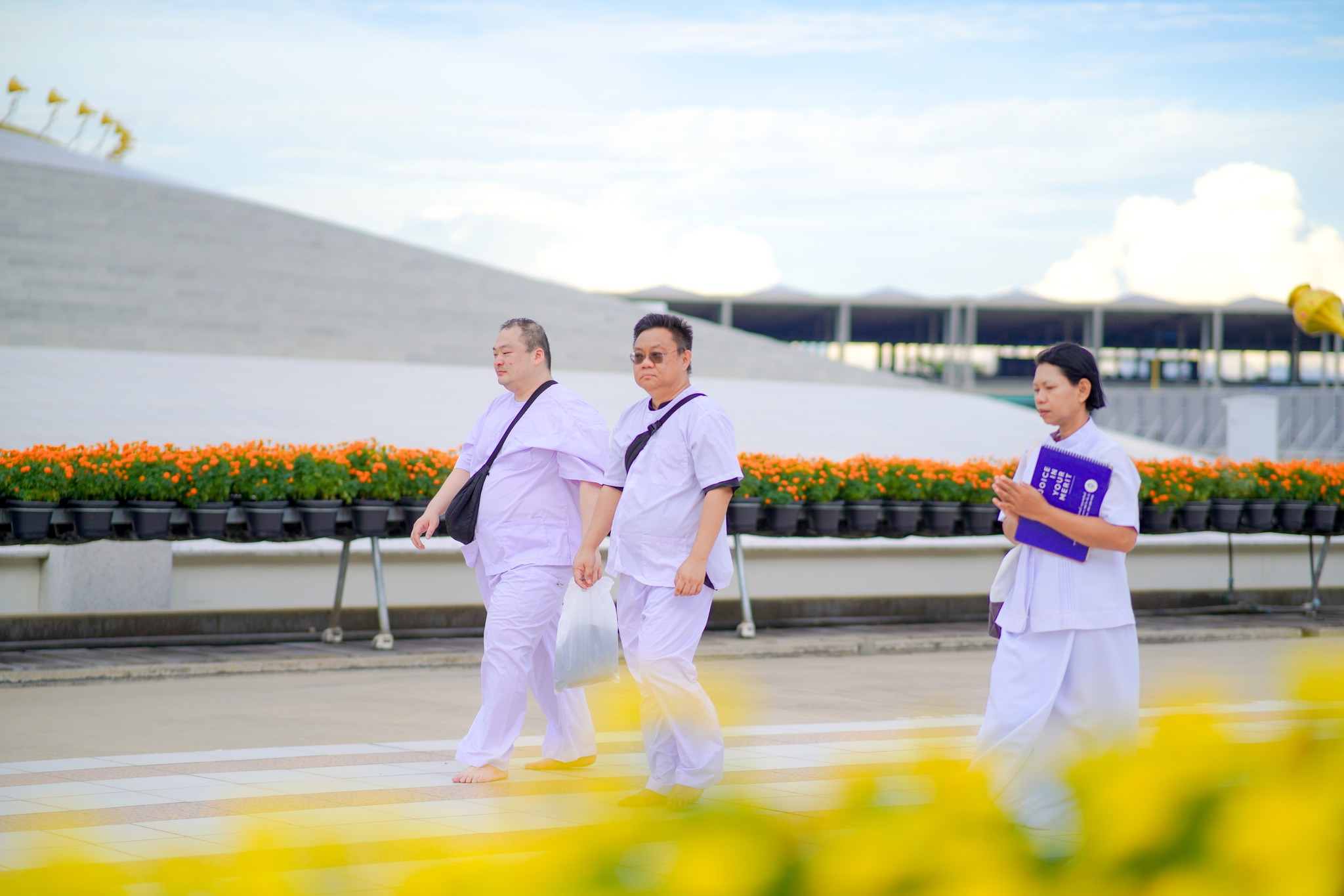 ชาวเนปาล เดินทางมาเยี่ยมชมวัดพระธรรมกาย