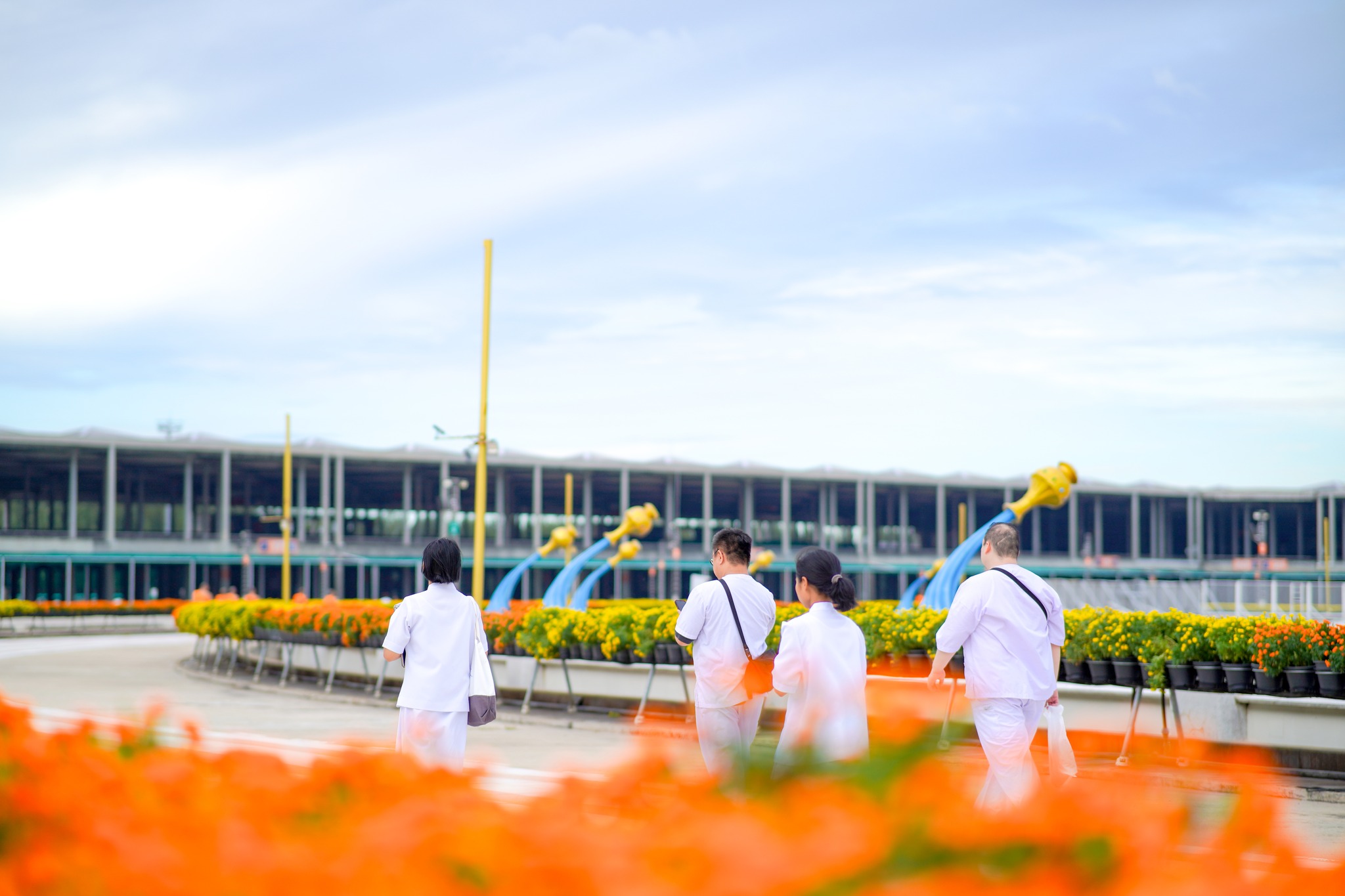 ชาวเนปาล เดินทางมาเยี่ยมชมวัดพระธรรมกาย