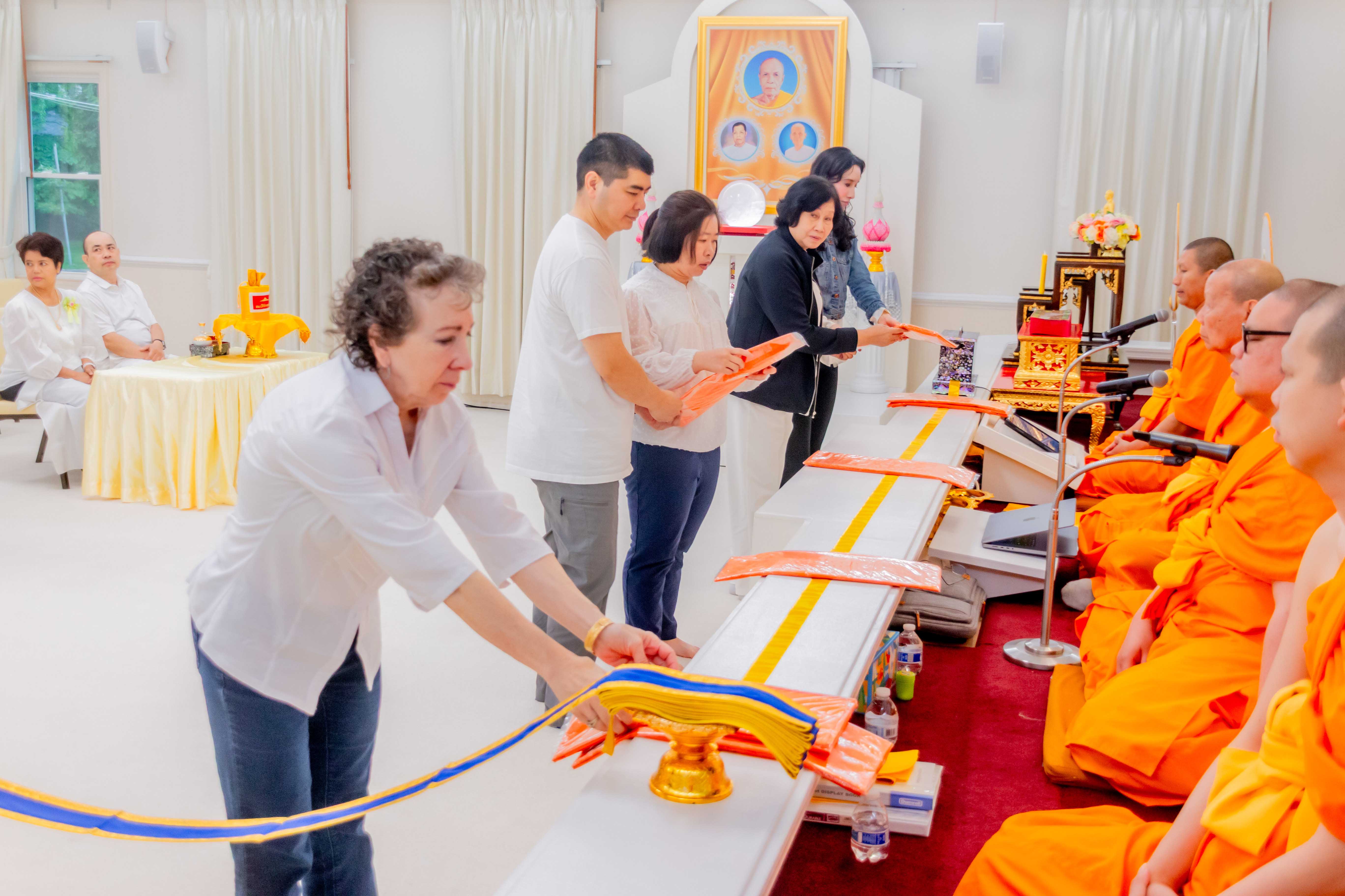 คณะเจ้าภาพก็ได้ร่วมกันทอดผ้าบังสุกุล