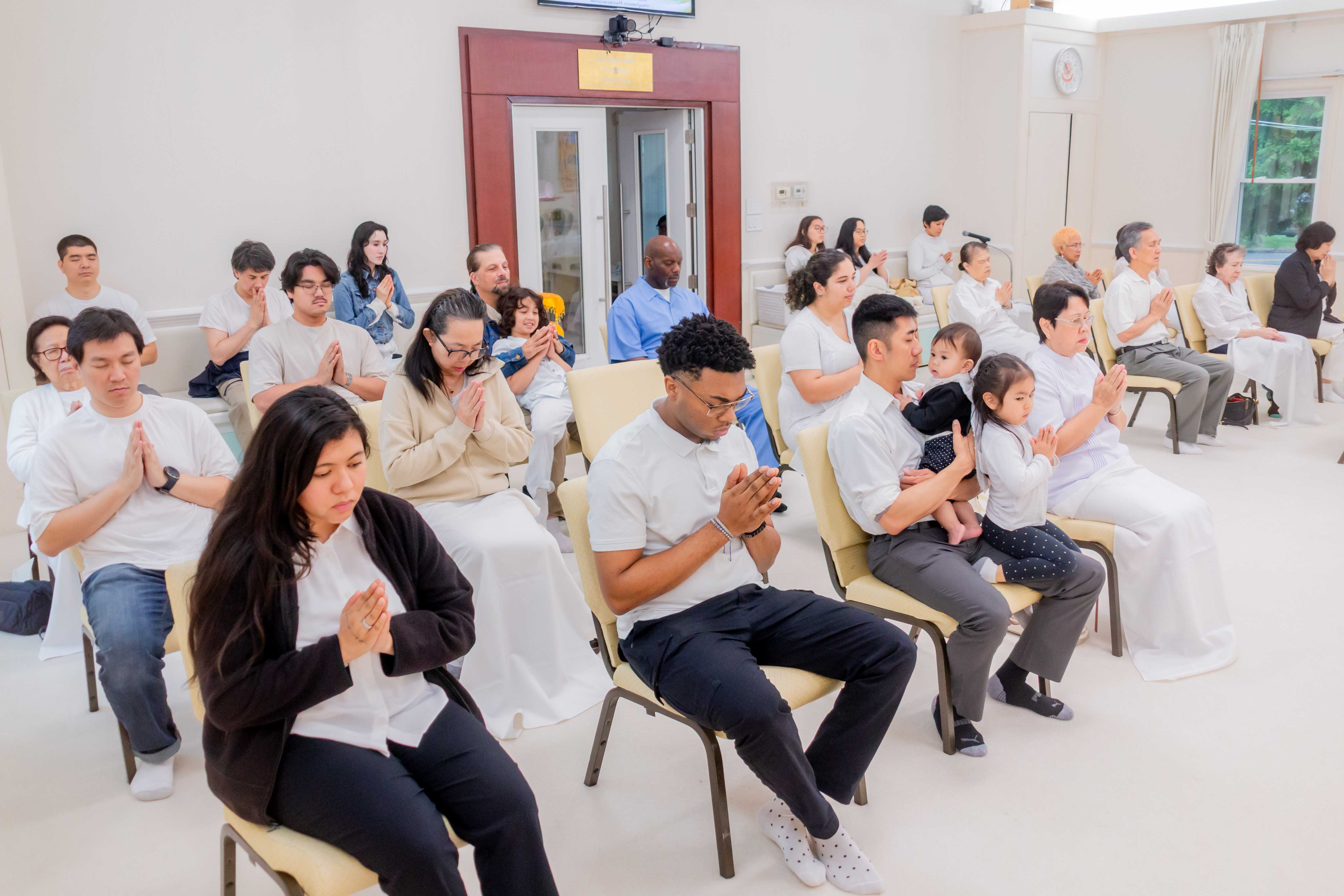 สาธุชนผู้มีบุญทุกท่านสวดมนต์บูชาพระรัตนตรัย