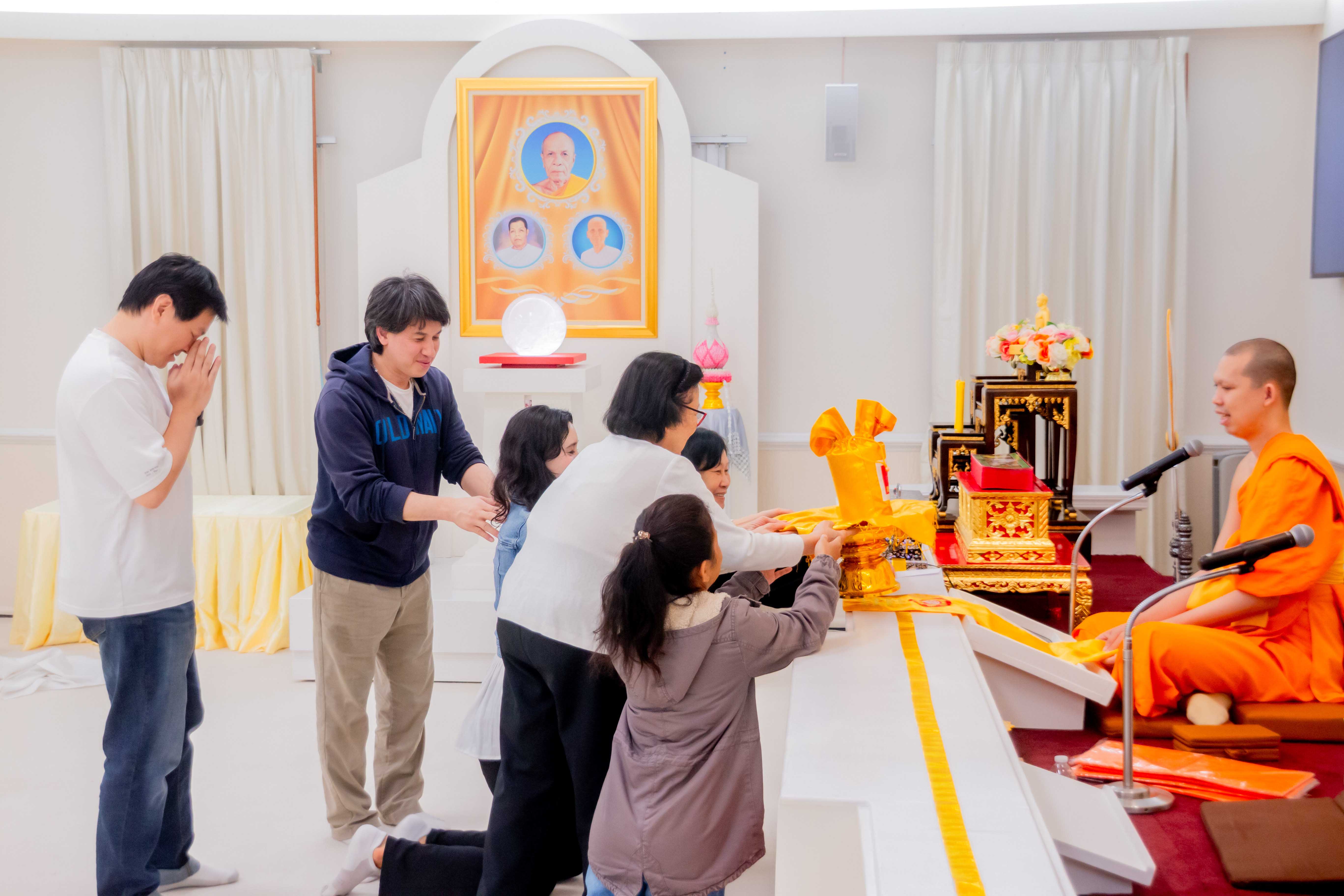 น้อมถวายจตุปัจจัยไทยธรรมแด่ท่านประธานสงฆ์