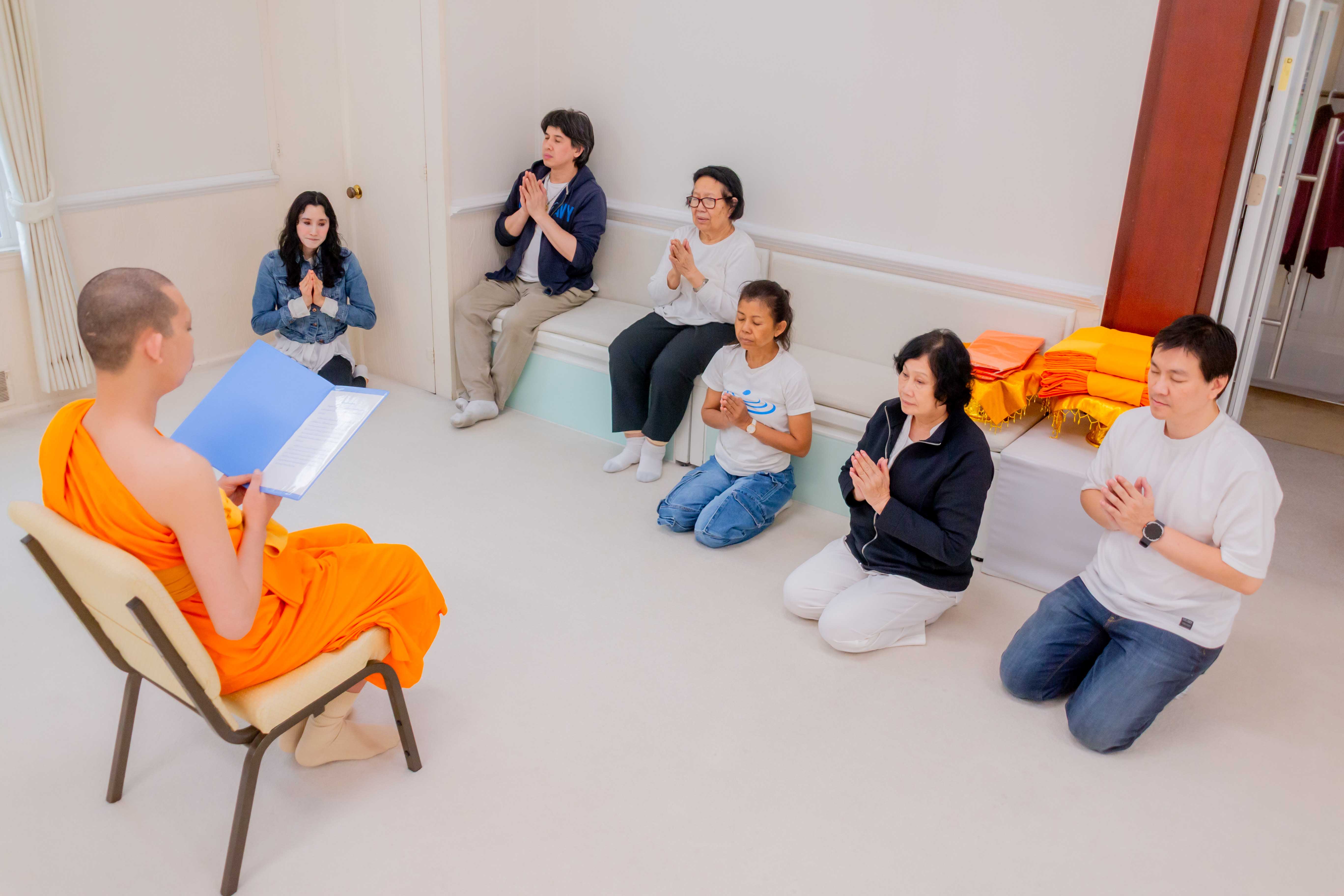 พระอาจารย์ได้แสดงพระธรรมเทศนา เพื่อให้ทุกท่านได้มีกำลังใจในการสั่งสมบุญและสร้างบารมีในต่างแดน