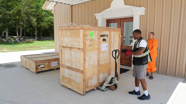 องค์พระประธาน ใช้เวลาตามขบวนการขั้นตอนต่างๆ ทั้งลงเรือมาจากประเทศไทย ถึงประเทศสหรัฐอเมริกา รวมระยะเวลากว่า 3 เดือน