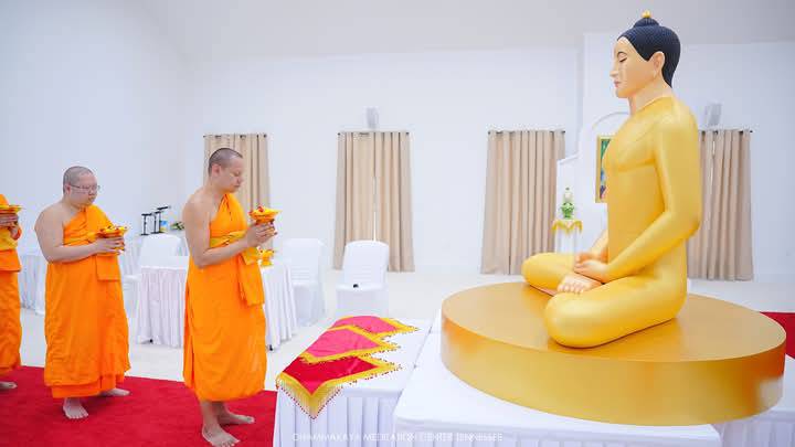 ท่านประธานสงฆ์และคณะสงฆ์ ก็ได้น้อมนำดอกไม้สักการะองค์พระประธาน วางที่ด้านหน้าองค์พระ