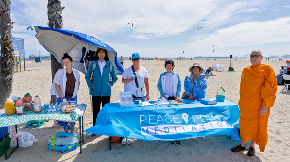 วัดพระธรรมกายแคลิฟอร์เนีย จัดปฏิบัติธรรมเพื่อสันติสุขภายใน ณ ชายหาด เบลมอนต์
