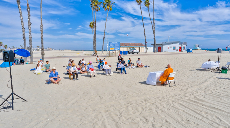 วัดพระธรรมกายแคลิฟอร์เนีย จัดปฏิบัติธรรมเพื่อสันติสุขภายใน ณ ชายหาด เบลมอนต์