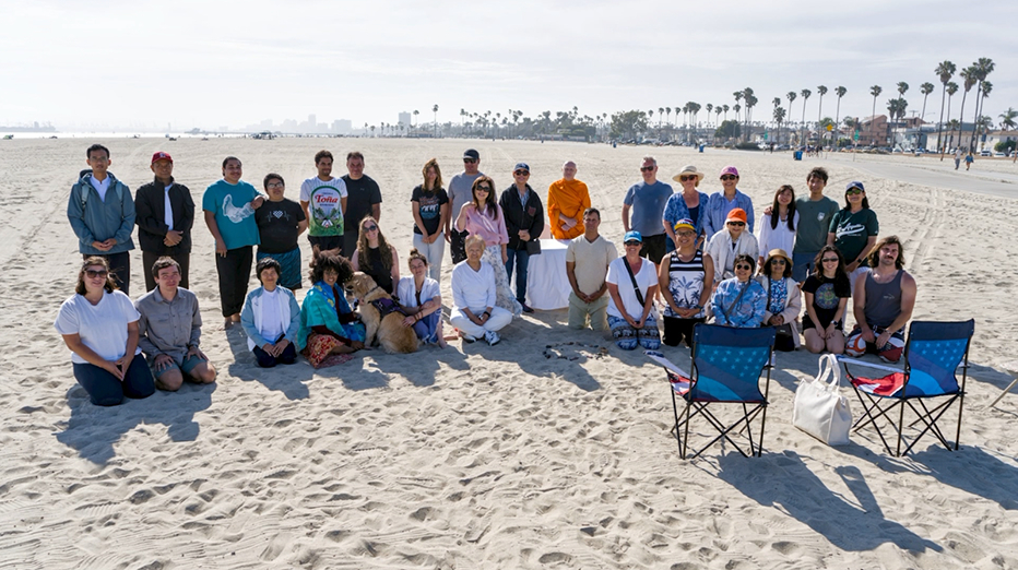 วัดพระธรรมกายแคลิฟอร์เนีย จัดปฏิบัติธรรมเพื่อสันติสุขภายใน ณ ชายหาด เบลมอนต์