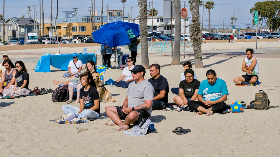 วัดพระธรรมกายแคลิฟอร์เนีย จัดปฏิบัติธรรมเพื่อสันติสุขภายใน ณ ชายหาด เบลมอนต์