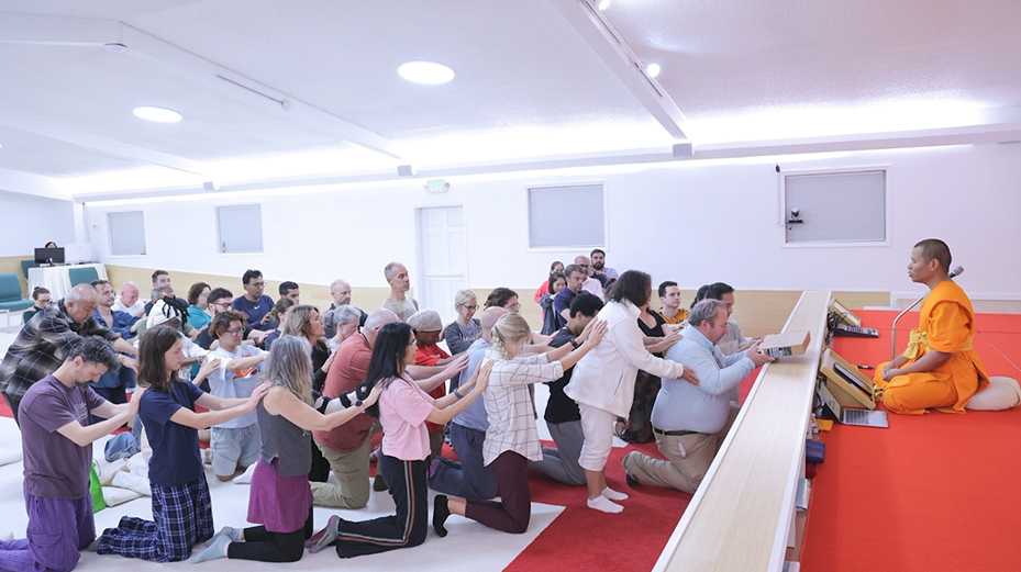 ทุกท่านได้มีจิตศรัทธา พร้อมใจกันถวายคอมพิวเตอร์