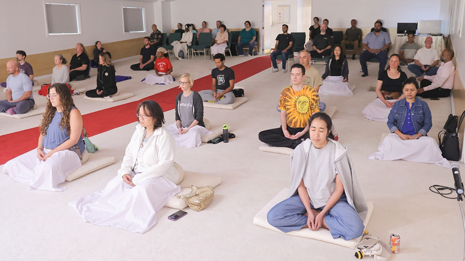 ชาวท้องถิ่นปฏิบัติธรรม ทำใจหยุดนิ่งที่ศูนย์กลางกายร่วมกัน