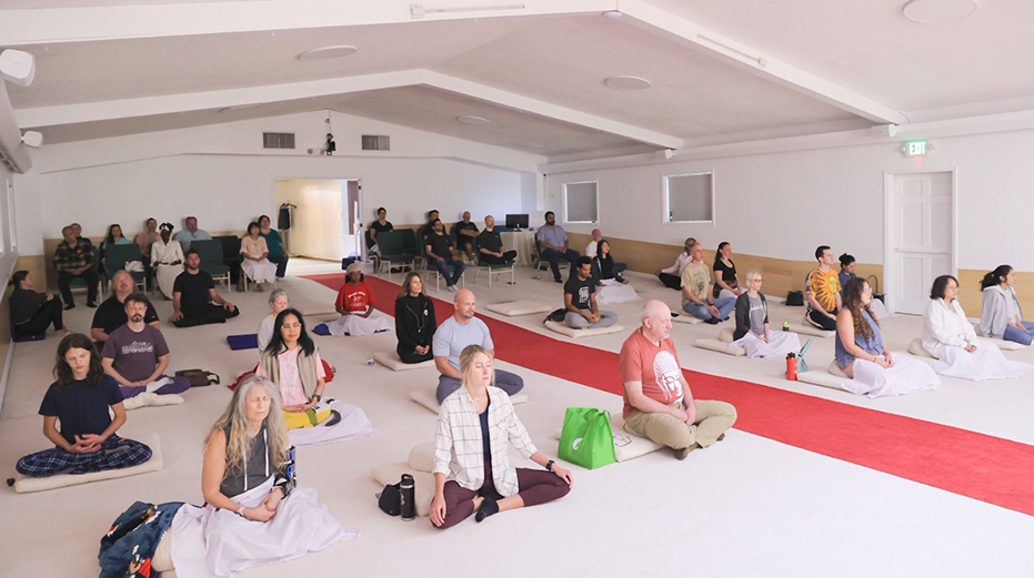 ชาวท้องถิ่นปฏิบัติธรรม ทำใจหยุดนิ่งที่ศูนย์กลางกายร่วมกัน