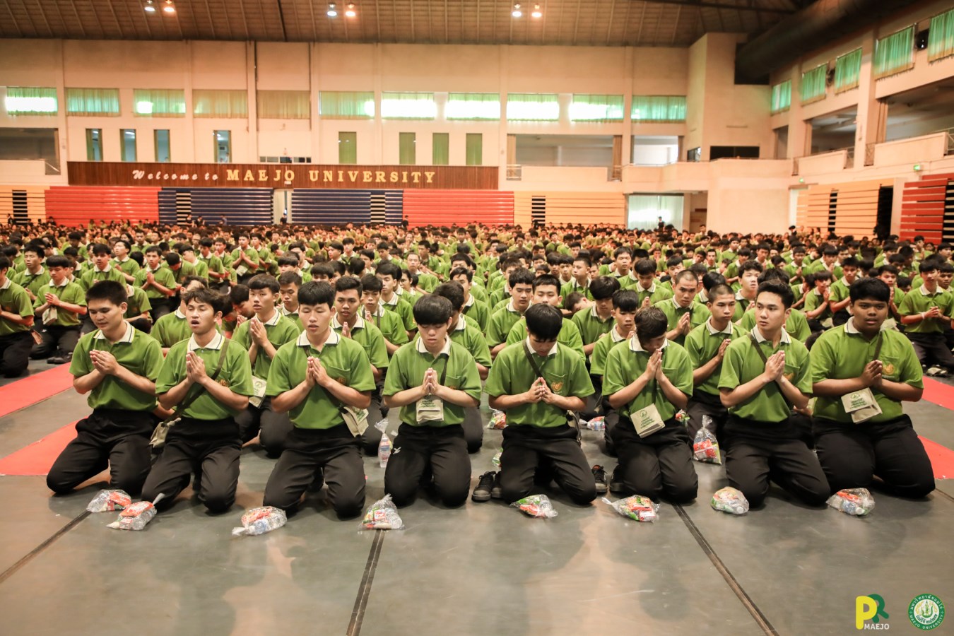 มหาวิทยาลัยแม่โจ้ จัดพิธีตักบาตรต้อนรับน้องใหม่