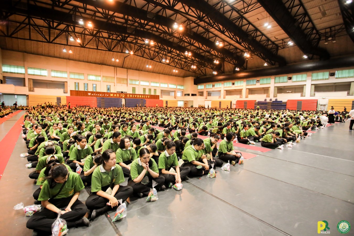 มหาวิทยาลัยแม่โจ้ จัดพิธีตักบาตรต้อนรับน้องใหม่